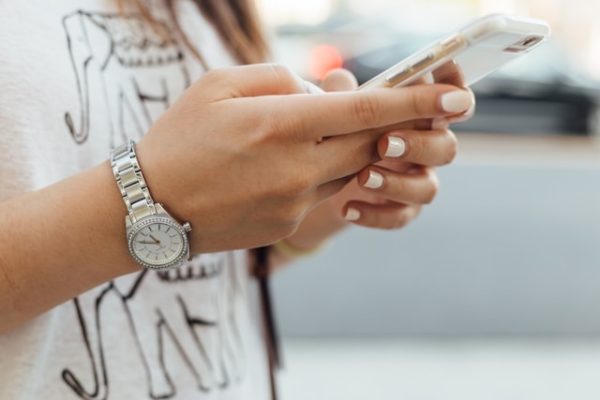 3 signes qu'une femme vous veut par sms